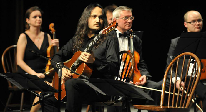 La straordinaria musica di Fabrizio Ferraro, talento internazionale nella chitarra classica, maestro in composizione ed esecuzione 